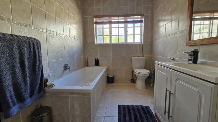5 Bedroom Property for Sale in Middedorp Western Cape
